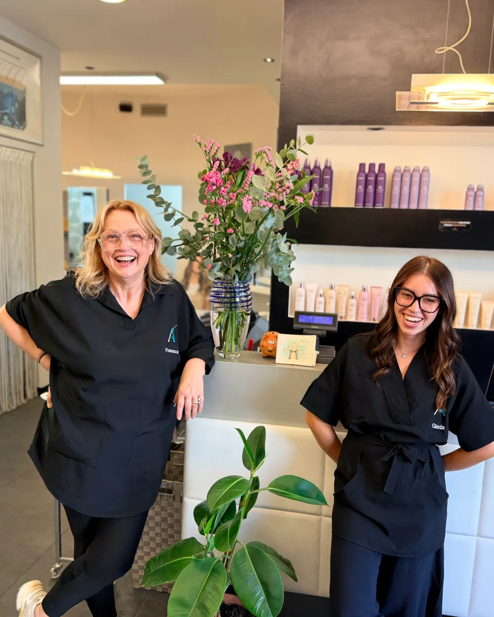 Francesca e Giada al banco del salone Acate Therapy, a Friola di Pozzoleone